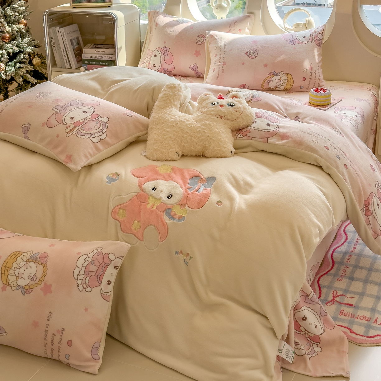 91家纺网 家纺一手货源 找家纺 摩妮卡 2025新款卡通牛奶绒刺绣四件套系列 甜点师