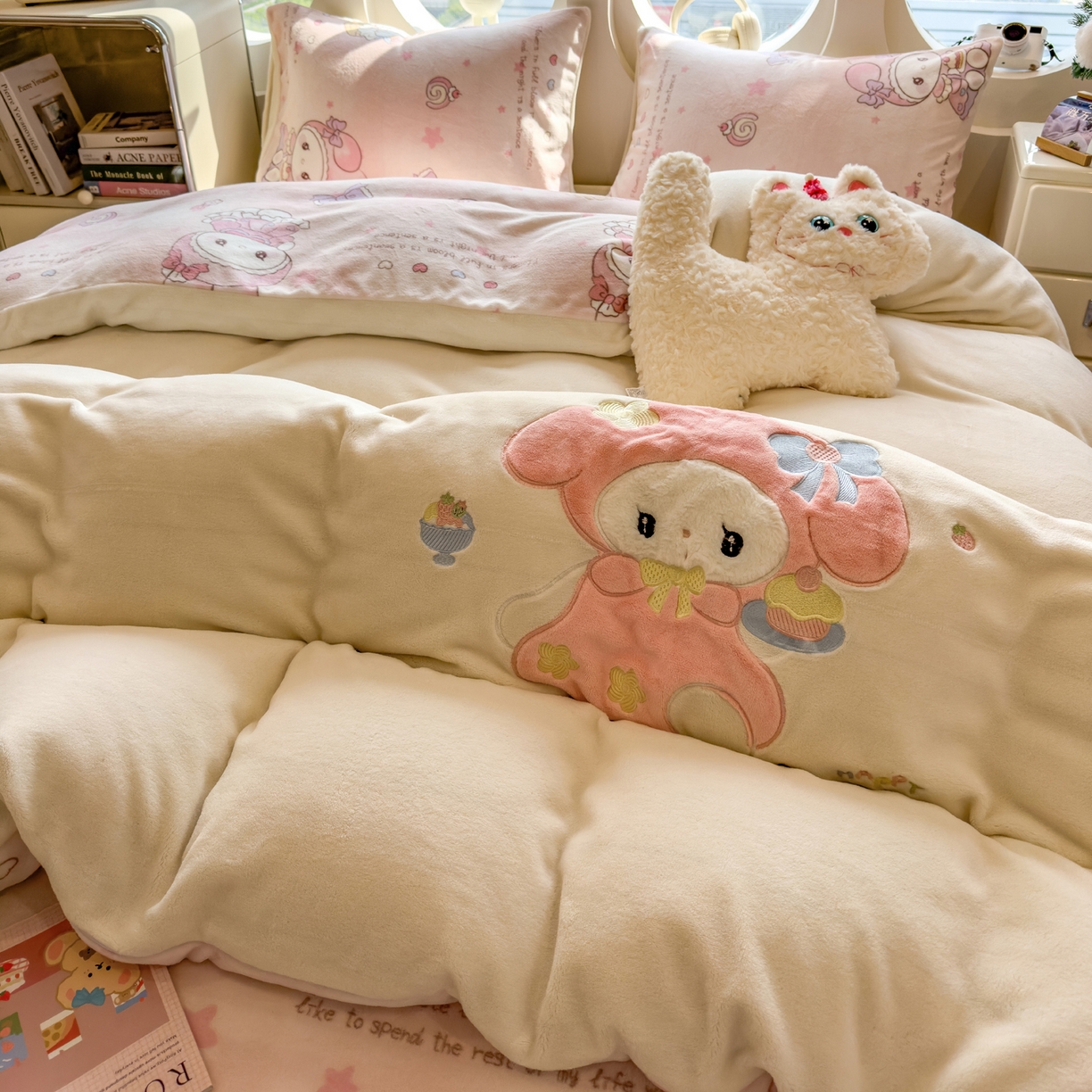 91家纺网 家纺一手货源 找家纺 摩妮卡 2025新款卡通牛奶绒刺绣四件套系列 甜点师