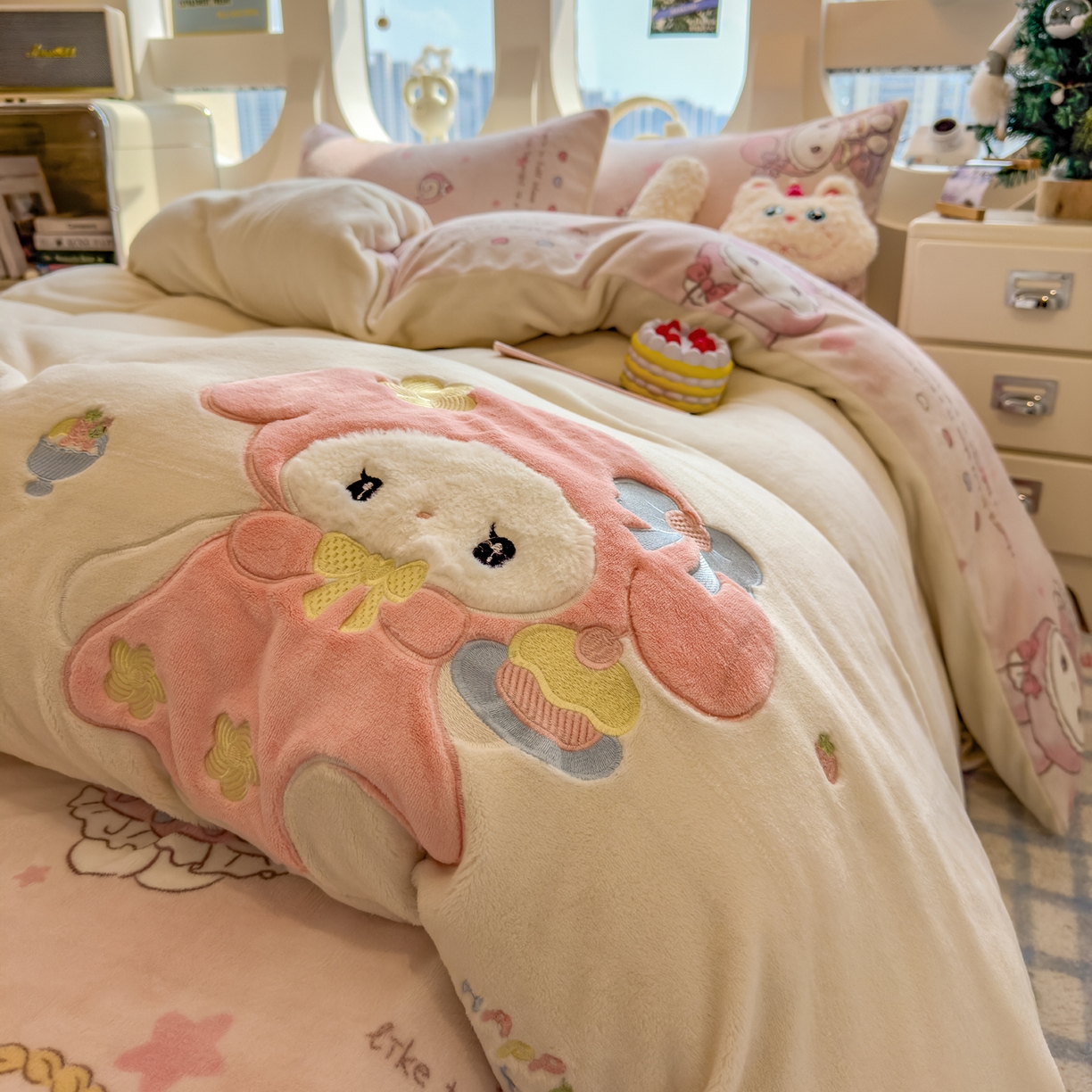 91家纺网 家纺一手货源 找家纺 摩妮卡 2025新款卡通牛奶绒刺绣四件套系列 甜点师