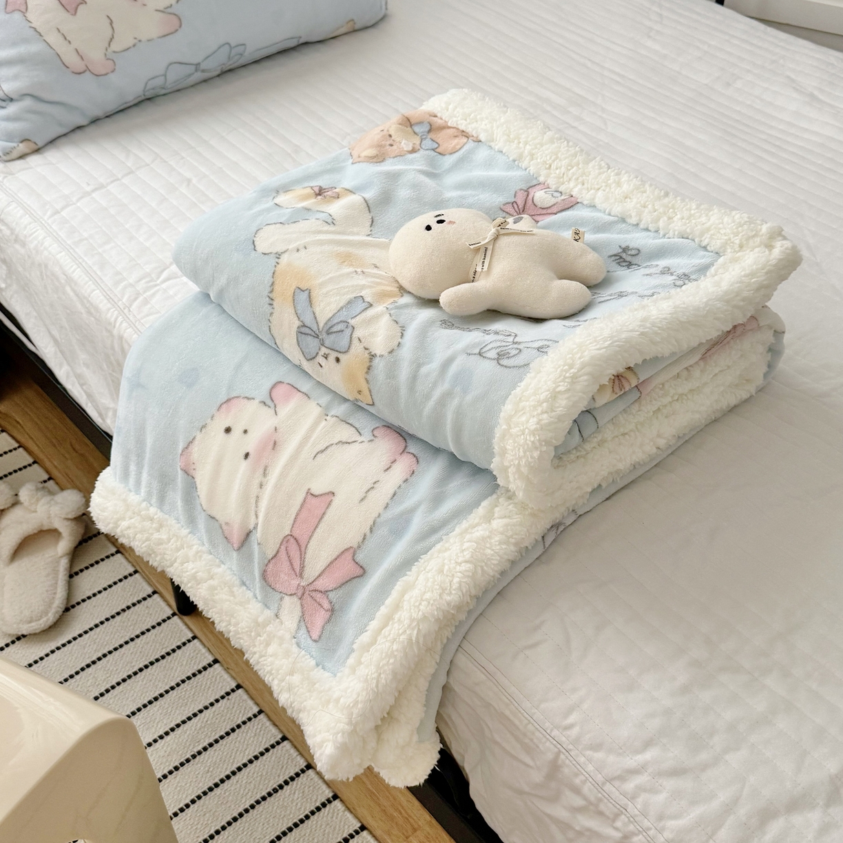 91家纺网 家纺一手货源 找家纺 寐居家纺 2025新款牛奶绒卡通毛毯系列 礼物猫