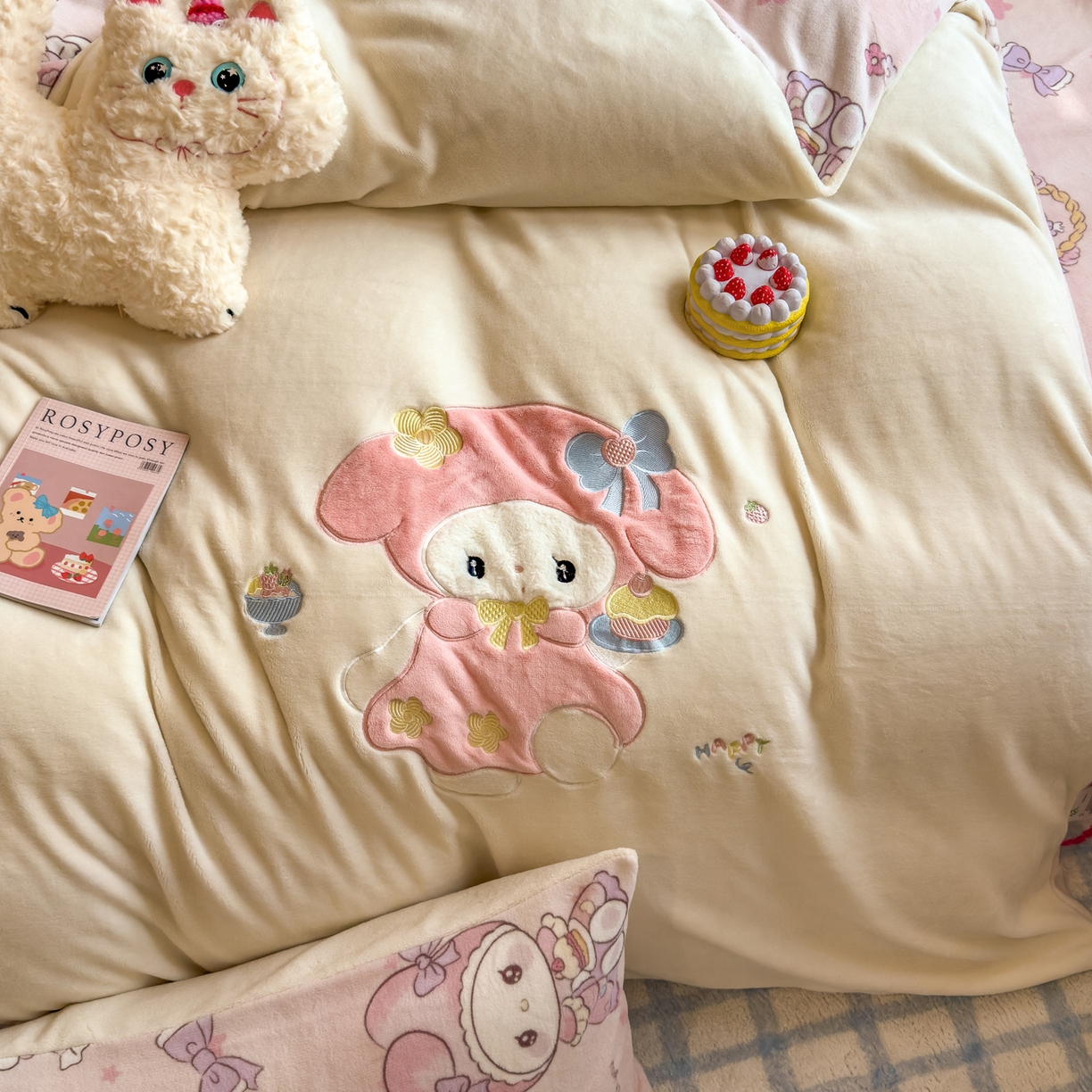 91家纺网 家纺一手货源 找家纺 摩妮卡 2025新款卡通牛奶绒刺绣四件套系列 甜点师