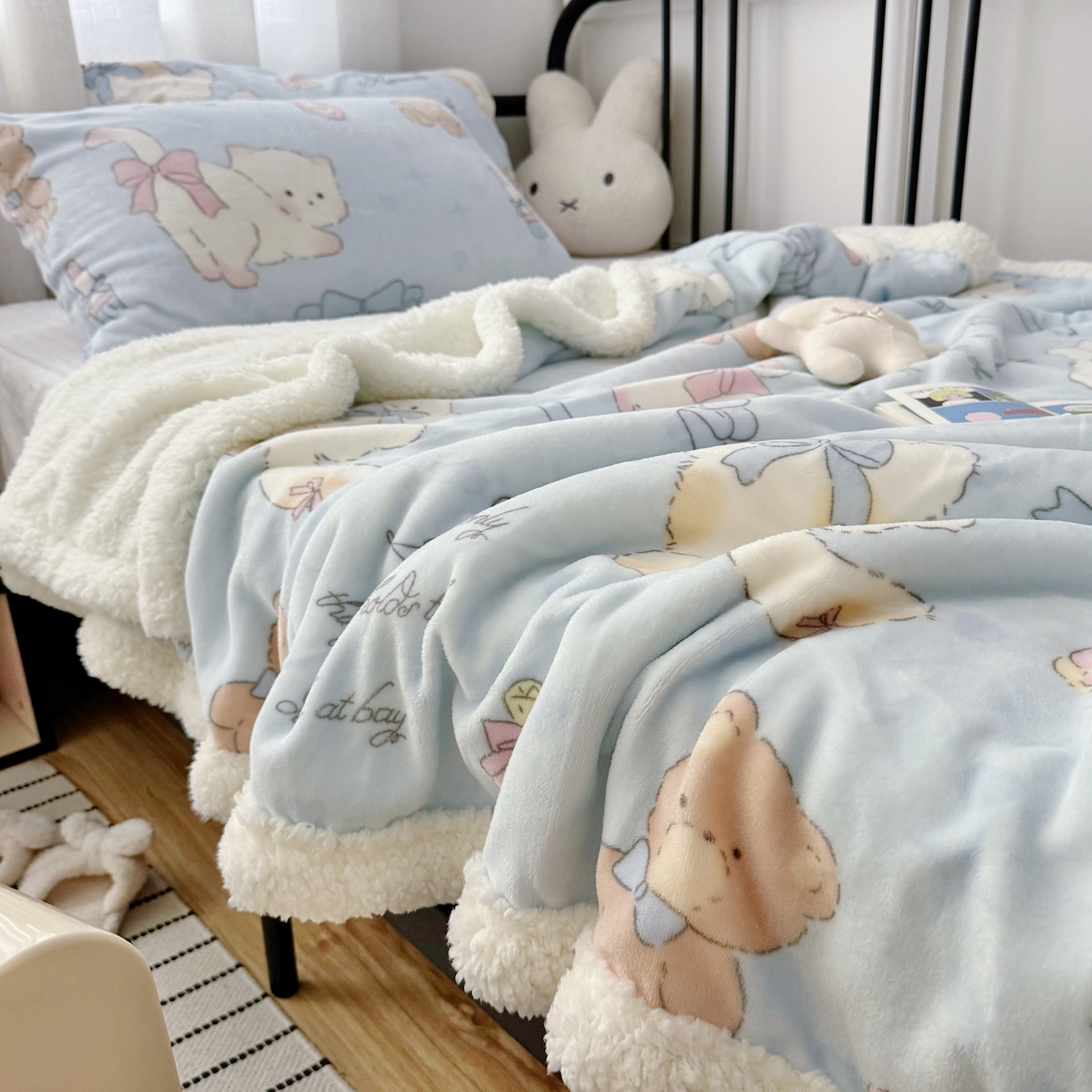 91家纺网 家纺一手货源 找家纺 寐居家纺 2025新款牛奶绒卡通毛毯系列 礼物猫