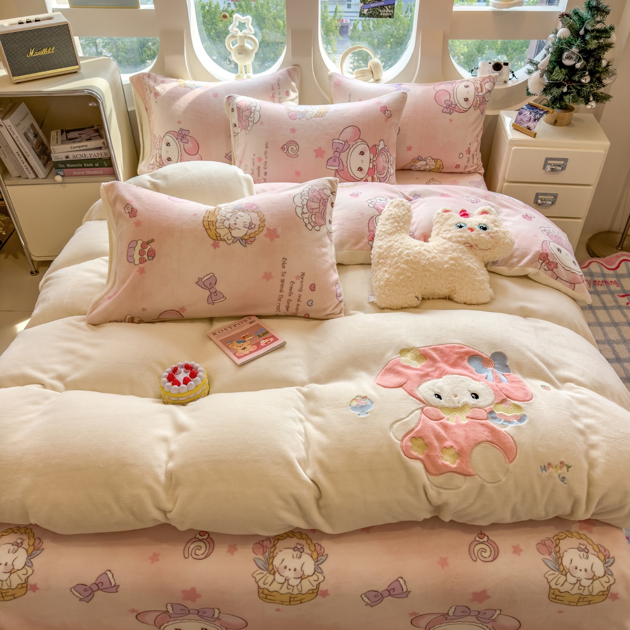 91家纺网 家纺一手货源 找家纺 摩妮卡 2025新款卡通牛奶绒刺绣四件套系列 甜点师