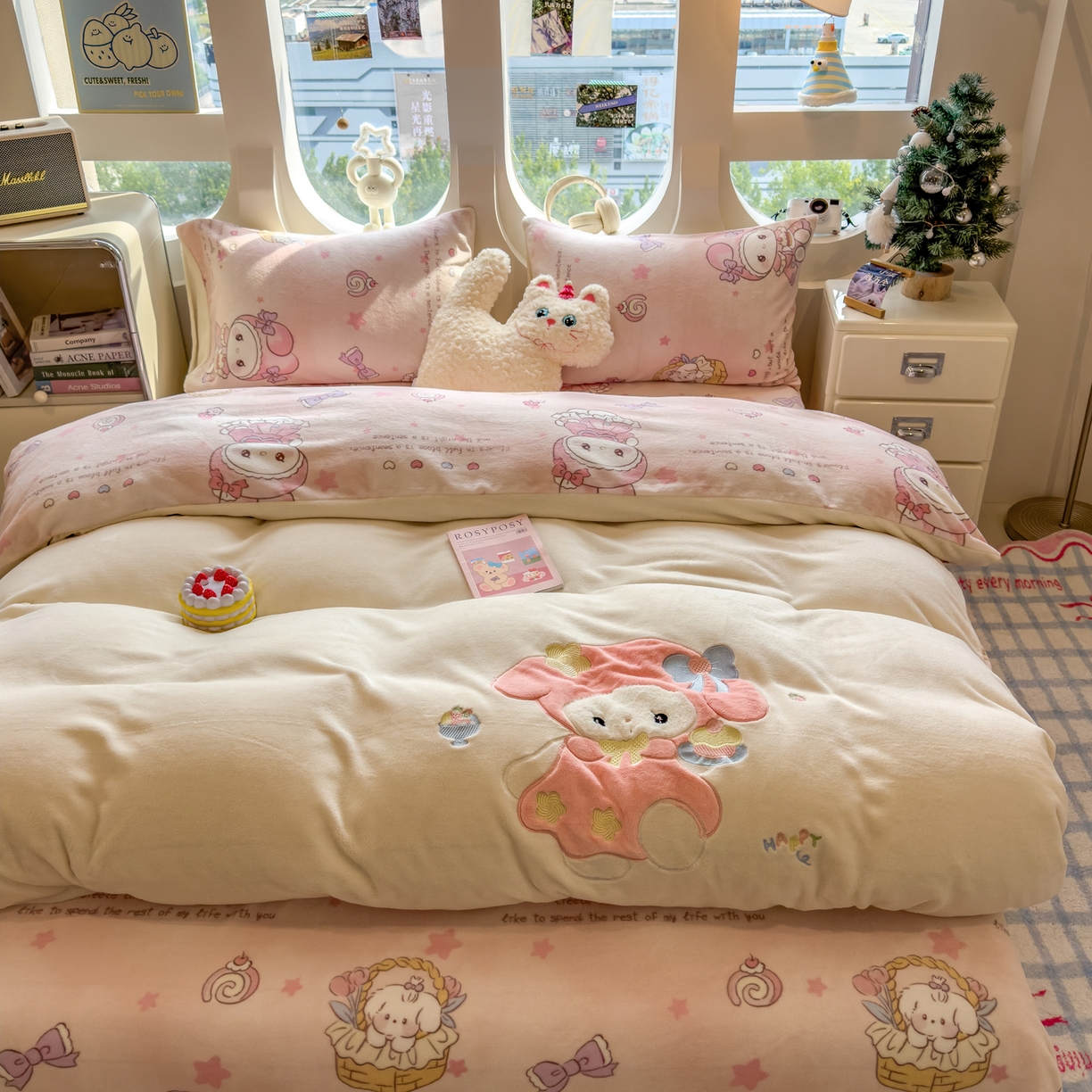 91家纺网 家纺一手货源 找家纺 摩妮卡 2025新款卡通牛奶绒刺绣四件套系列 甜点师