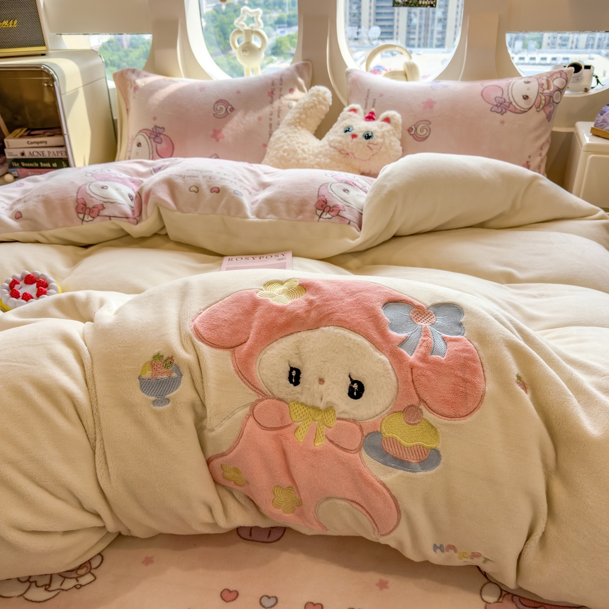 91家纺网 家纺一手货源 找家纺 摩妮卡 2025新款卡通牛奶绒刺绣四件套系列 甜点师