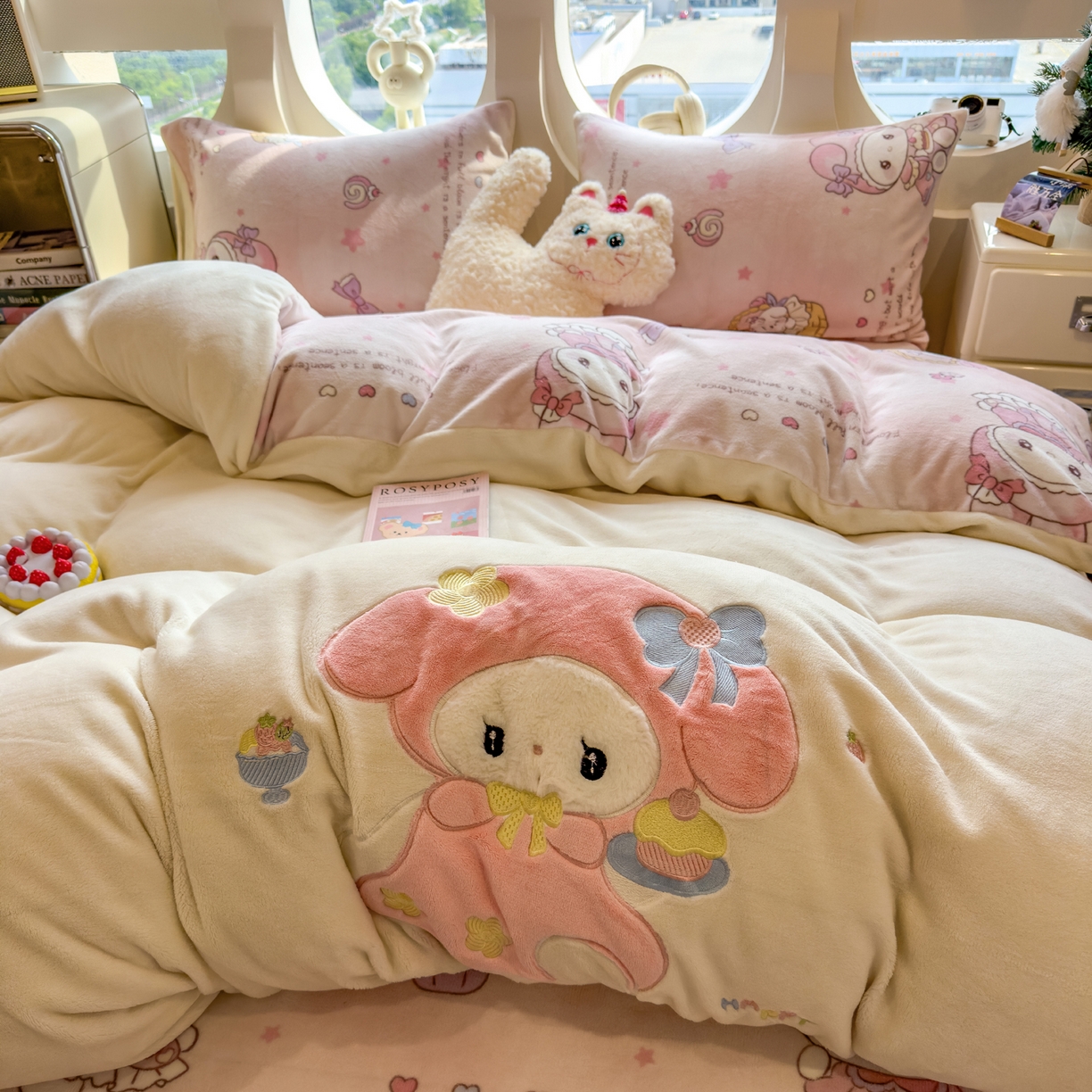 91家纺网 家纺一手货源 找家纺 摩妮卡 2025新款卡通牛奶绒刺绣四件套系列 甜点师