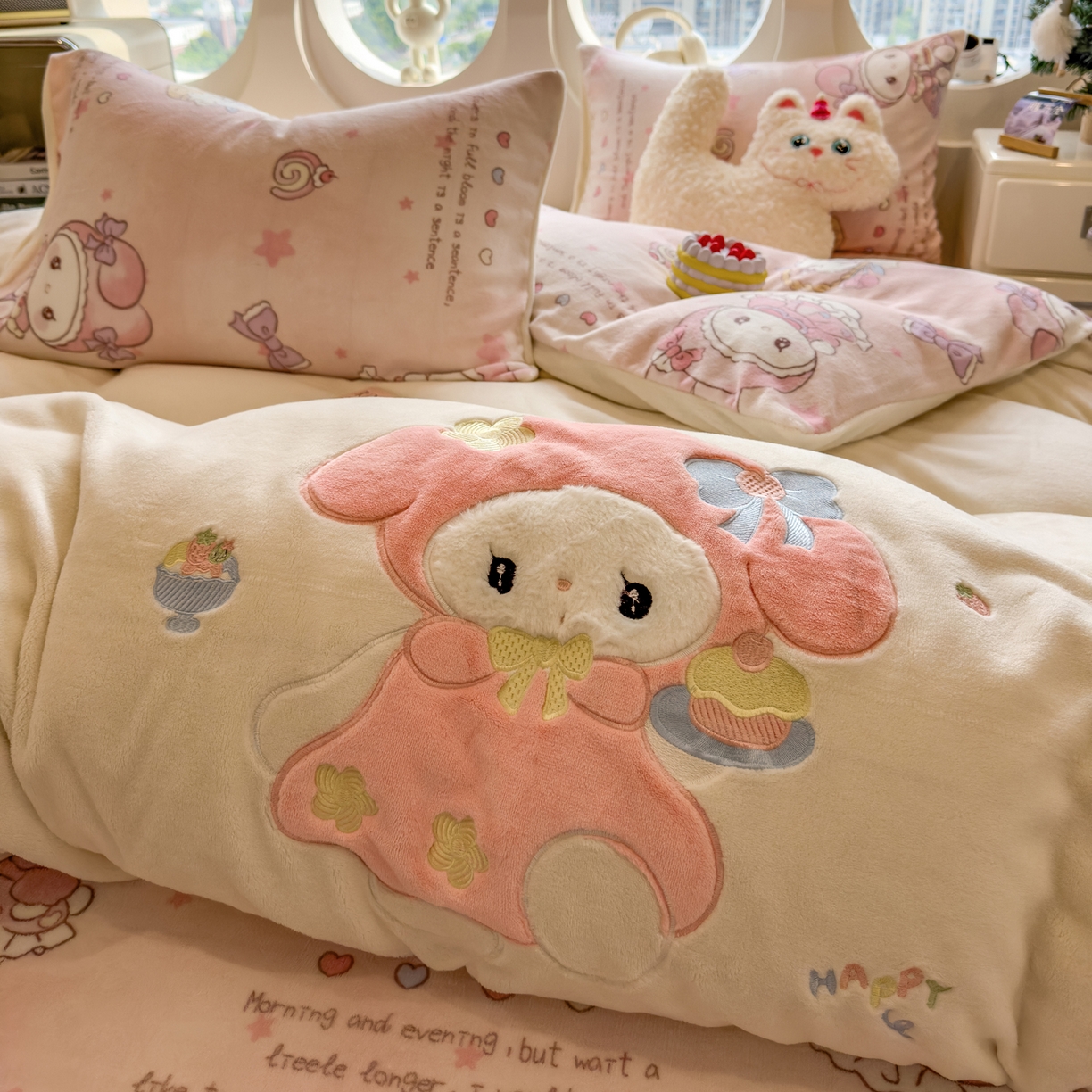 91家纺网 家纺一手货源 找家纺 摩妮卡 2025新款卡通牛奶绒刺绣四件套系列 甜点师