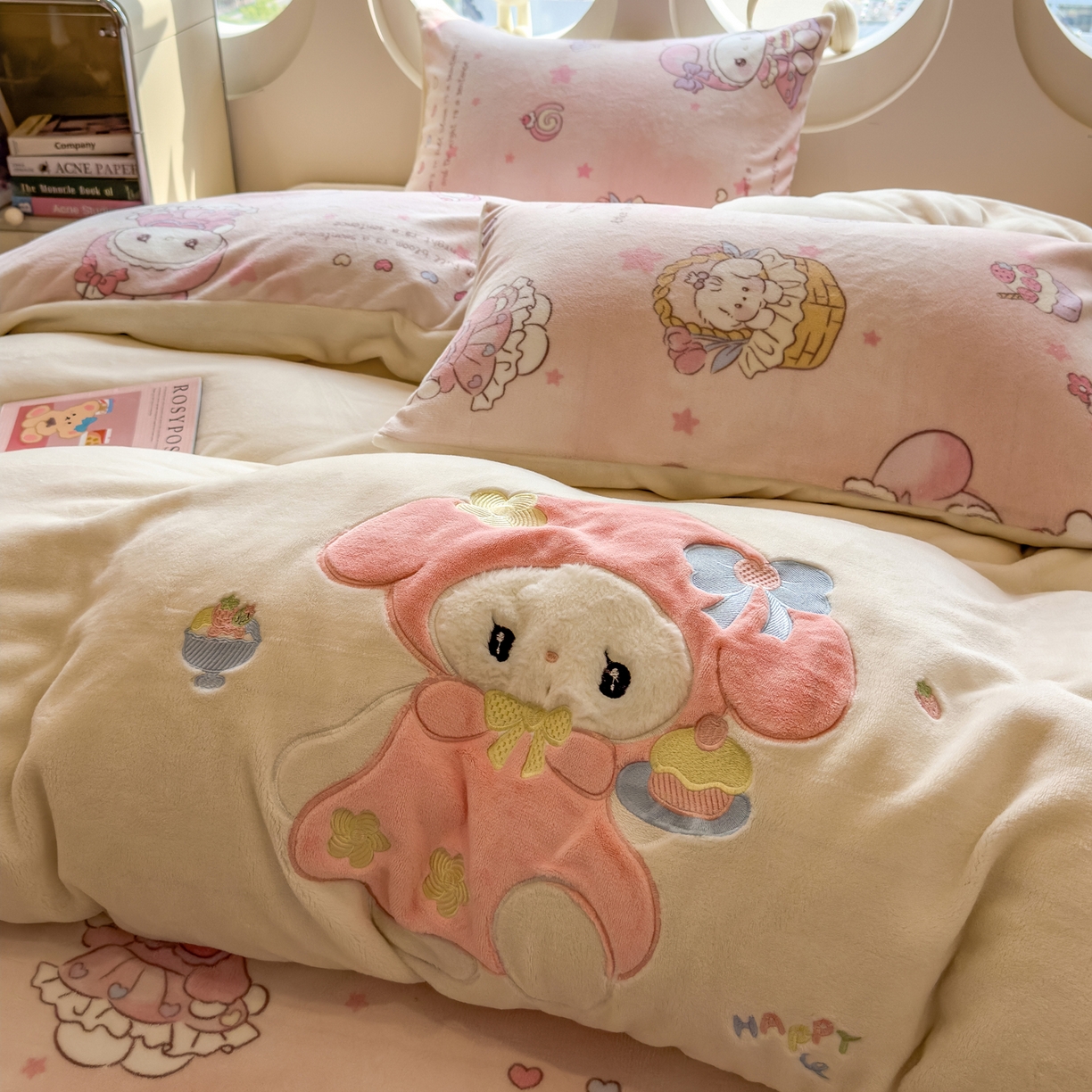 91家纺网 家纺一手货源 找家纺 摩妮卡 2025新款卡通牛奶绒刺绣四件套系列 甜点师