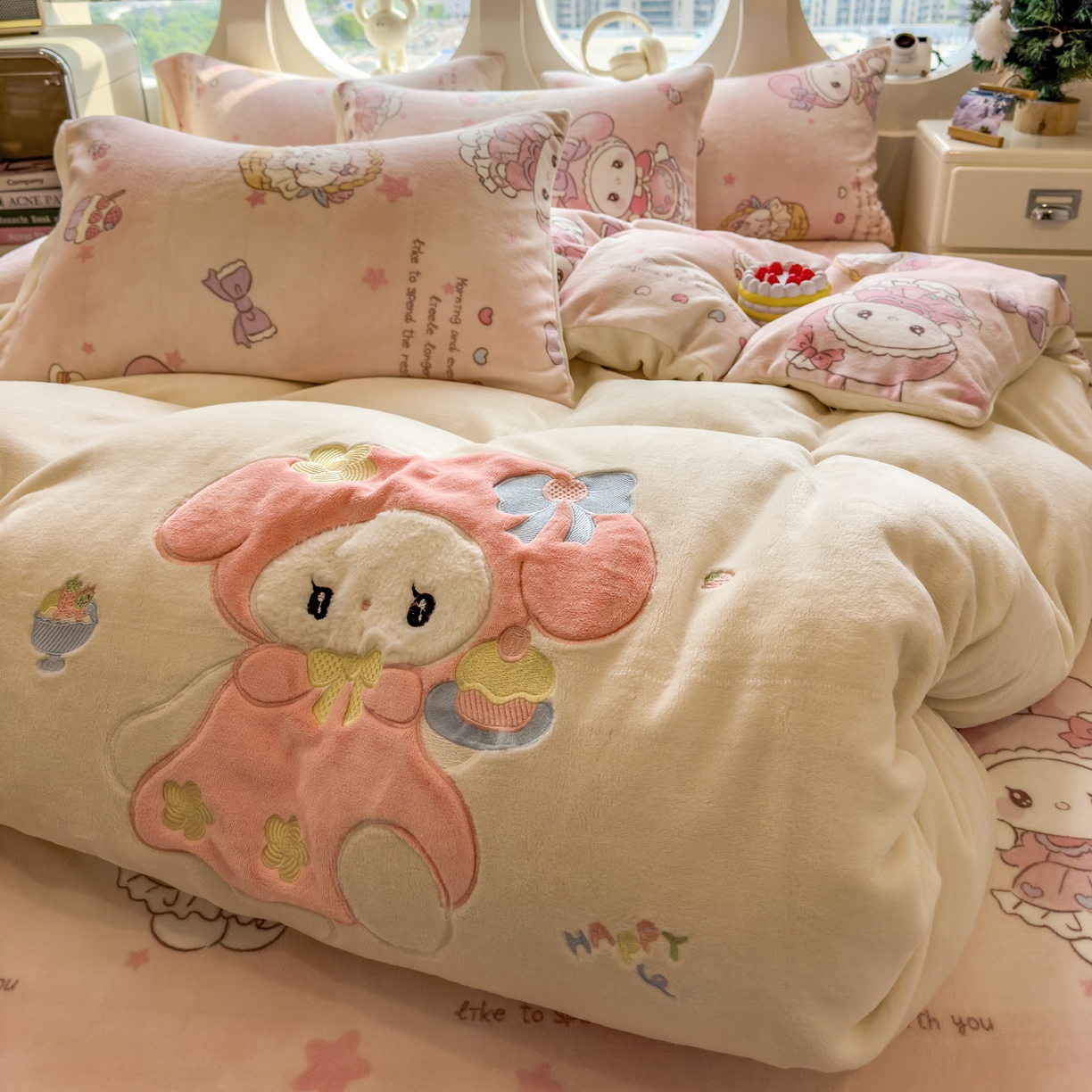 91家纺网 家纺一手货源 找家纺 摩妮卡 2025新款卡通牛奶绒刺绣四件套系列 甜点师