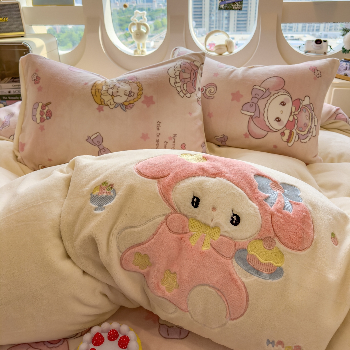 91家纺网 家纺一手货源 找家纺 摩妮卡 2025新款卡通牛奶绒刺绣四件套系列 甜点师