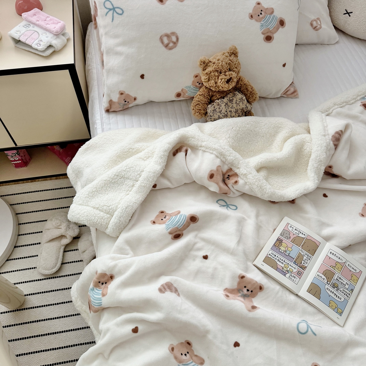 91家纺网 家纺一手货源 找家纺 寐居家纺 2025新款牛奶绒卡通毛毯系列 牛角包小熊
