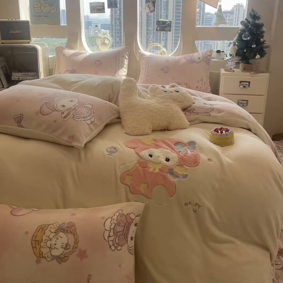 91家纺网 家纺一手货源 找家纺 摩妮卡 2025新款卡通牛奶绒刺绣四件套系列 甜点师