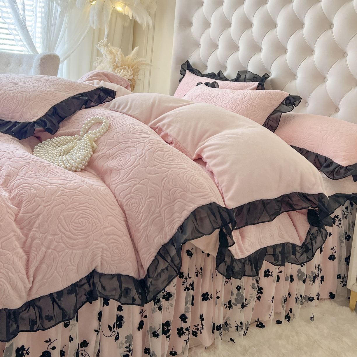 91家纺网 家纺一手货源 找家纺 恋尚 2025新款牛奶绒可妮露系列床裙四件套（控价285起） 可妮露-清新粉