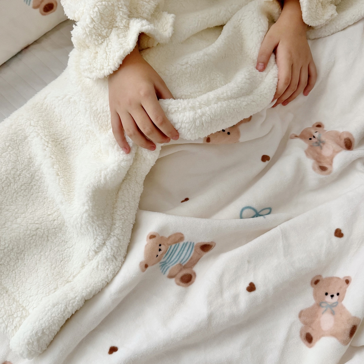 91家纺网 家纺一手货源 找家纺 寐居家纺 2025新款牛奶绒卡通毛毯系列 牛角包小熊