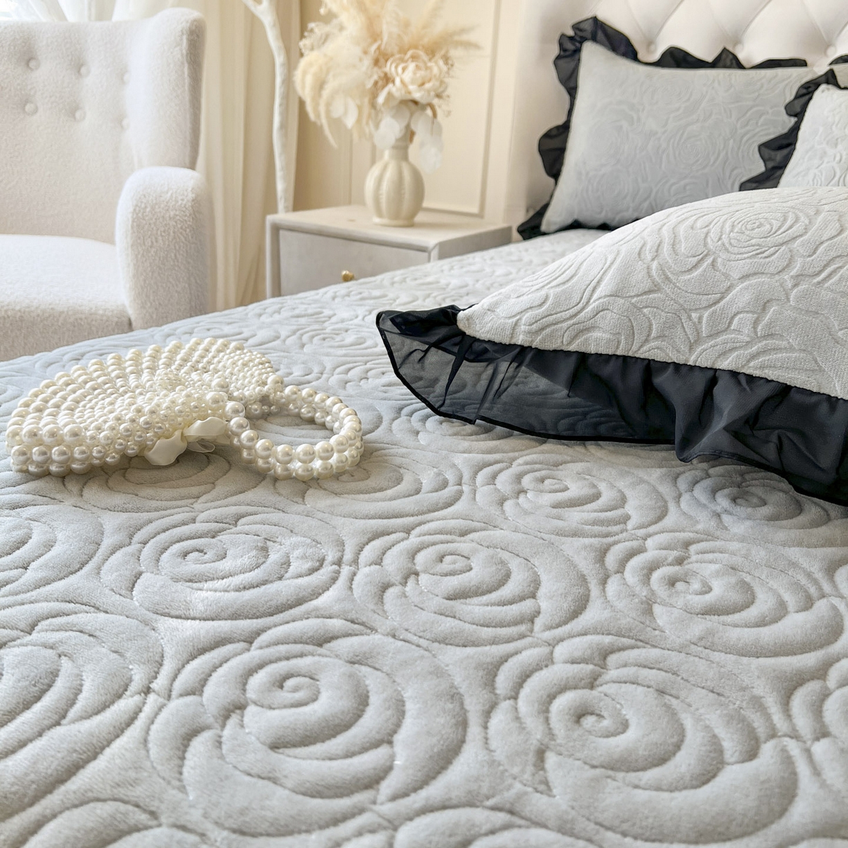 91家纺网 家纺一手货源 找家纺 恋尚 2025新款牛奶绒可妮露系列床裙四件套（控价285起） 可妮露-椰蓉灰