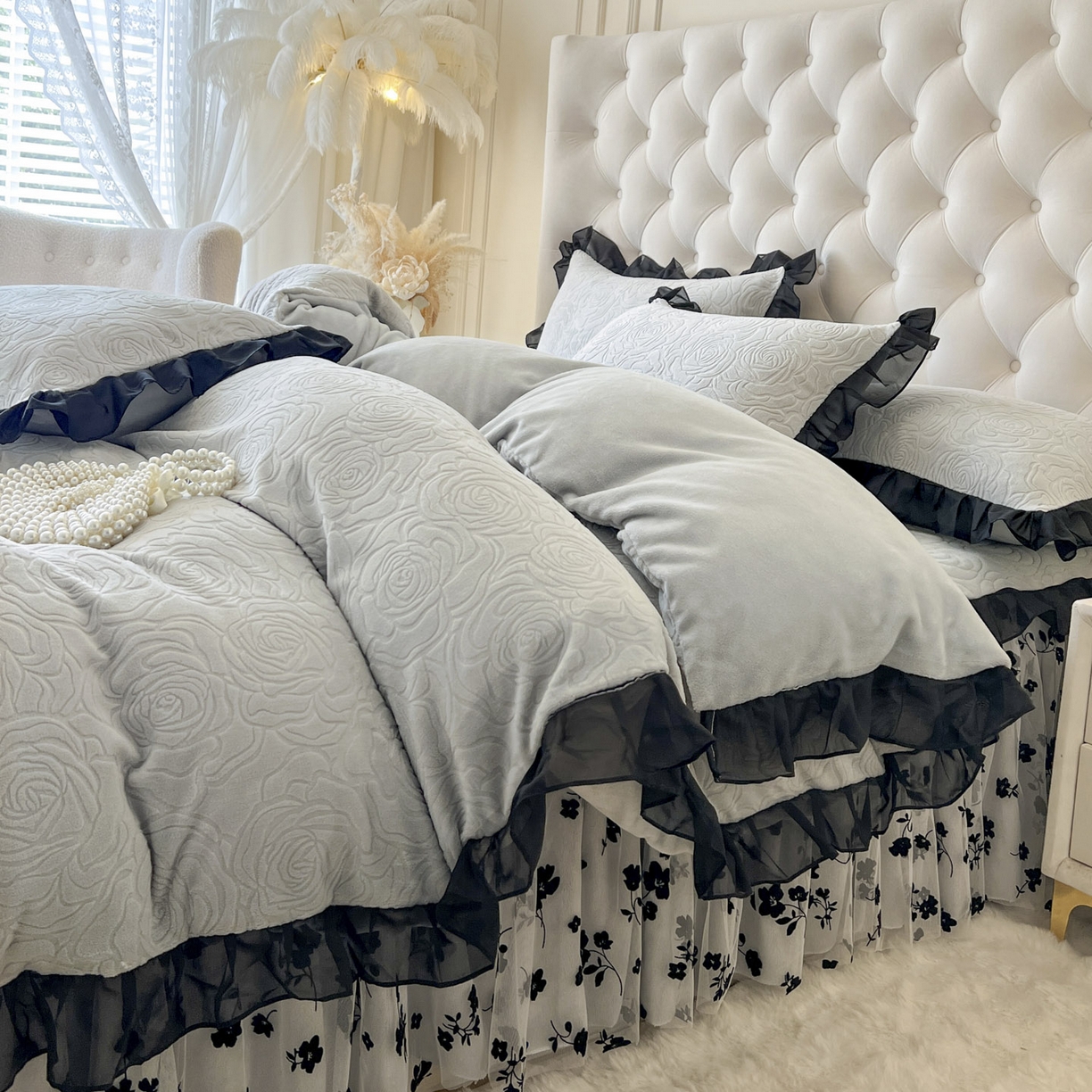 91家纺网 家纺一手货源 找家纺 恋尚 2025新款牛奶绒可妮露系列床裙四件套（控价285起） 可妮露-椰蓉灰