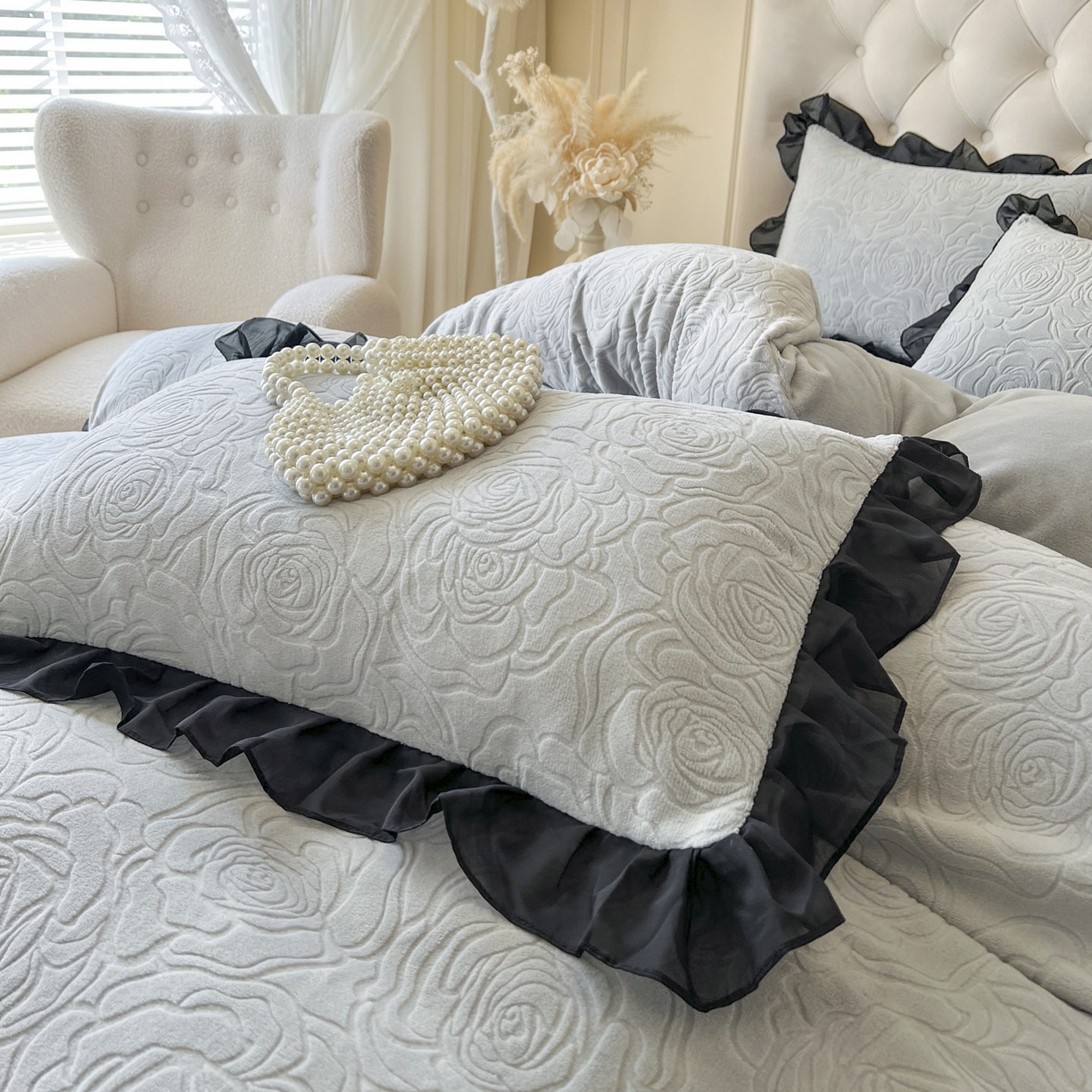 91家纺网 家纺一手货源 找家纺 恋尚 2025新款牛奶绒可妮露系列床裙四件套（控价285起） 可妮露-椰蓉灰