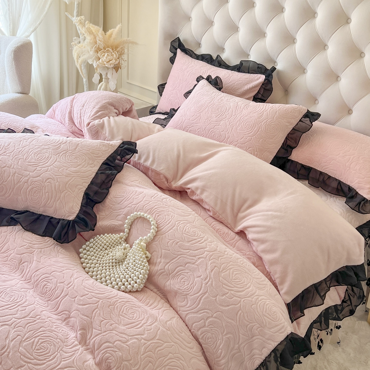 91家纺网 家纺一手货源 找家纺 恋尚 2025新款牛奶绒可妮露系列床裙四件套（控价285起） 可妮露-清新粉