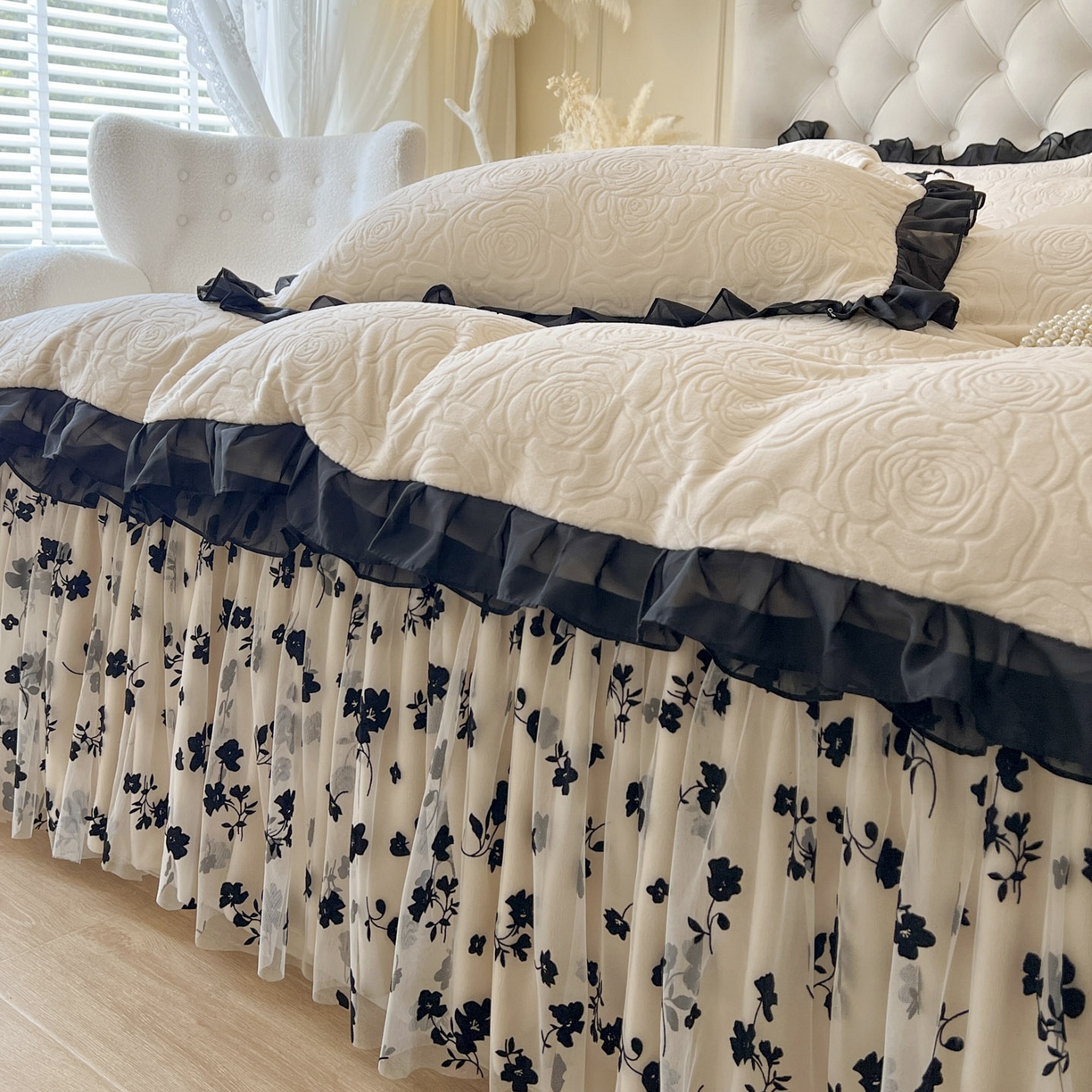 91家纺网 家纺一手货源 找家纺 恋尚 2025新款牛奶绒可妮露系列床裙四件套（控价285起） 可妮露-奶油白