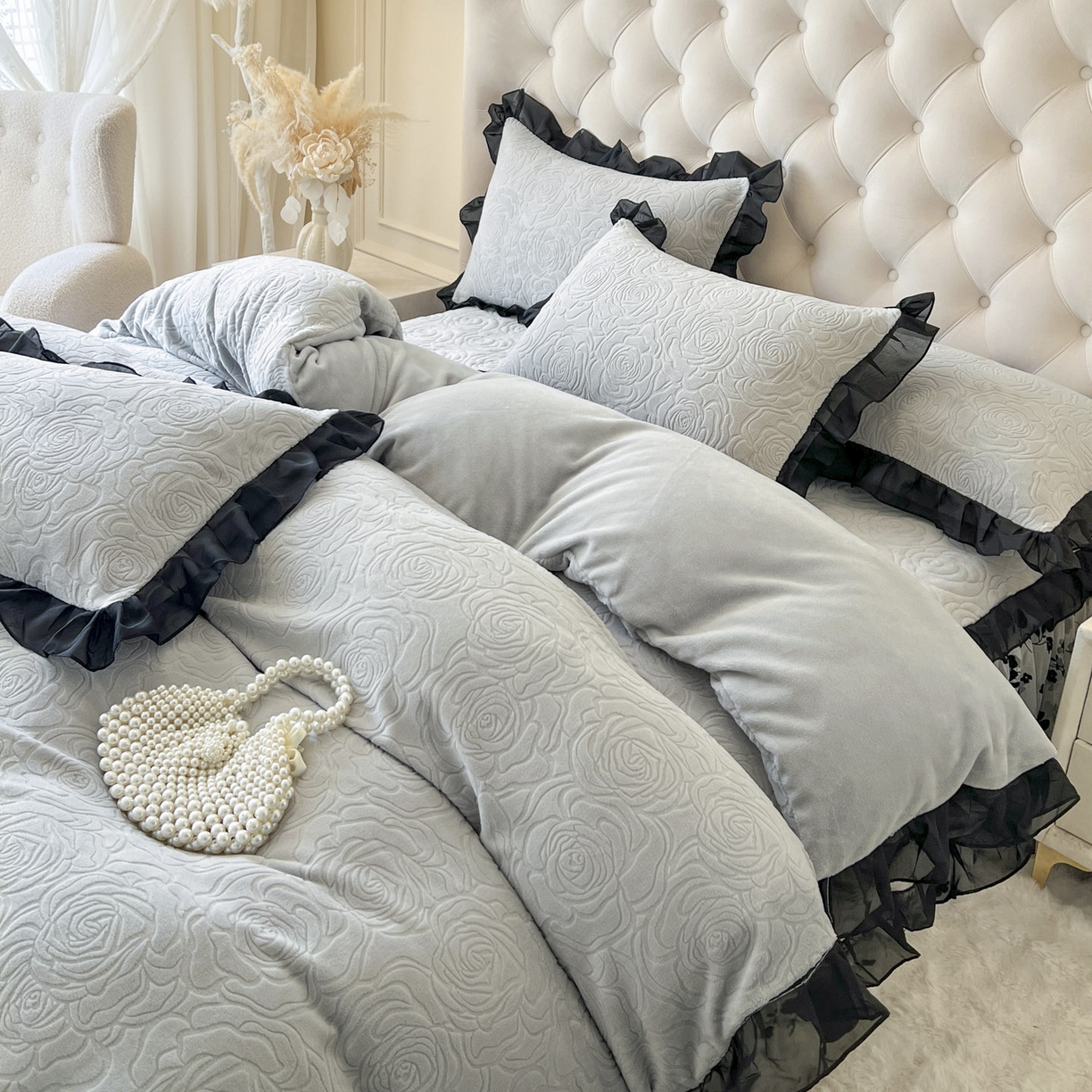 91家纺网 家纺一手货源 找家纺 恋尚 2025新款牛奶绒可妮露系列床裙四件套（控价285起） 可妮露-椰蓉灰