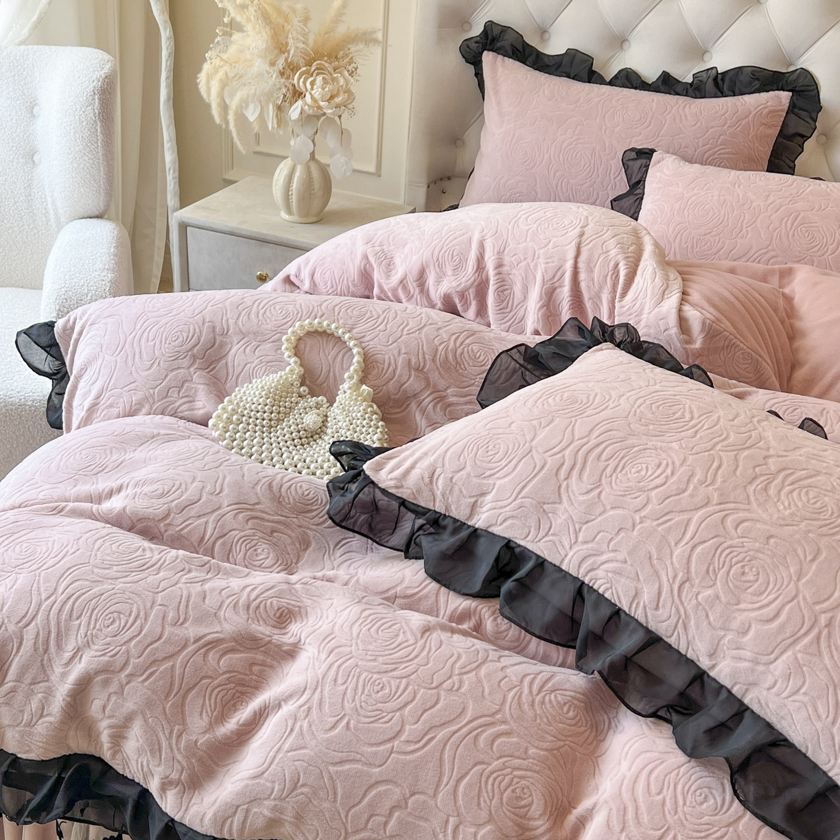 91家纺网 家纺一手货源 找家纺 恋尚 2025新款牛奶绒可妮露系列床裙四件套（控价285起） 可妮露-蜜桃粉