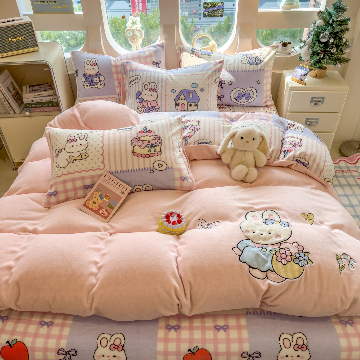 91家纺网 家纺一手货源 找家纺 摩妮卡 2025新款卡通牛奶绒刺绣四件套系列 兔兔制作屋