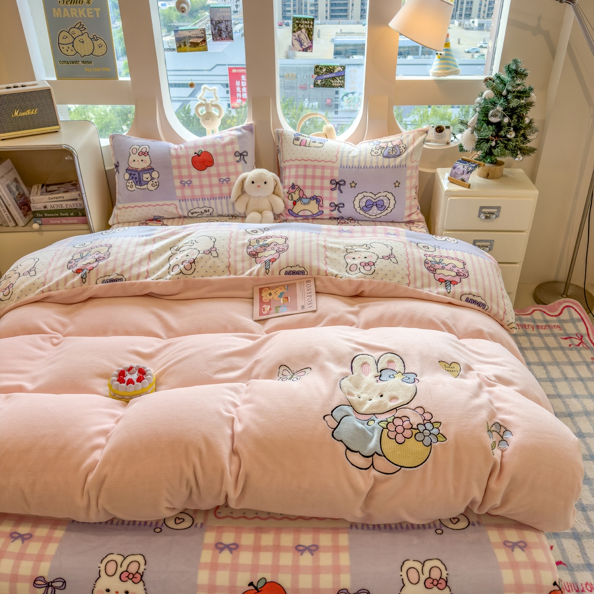 91家纺网 家纺一手货源 找家纺 摩妮卡 2025新款卡通牛奶绒刺绣四件套系列 兔兔制作屋