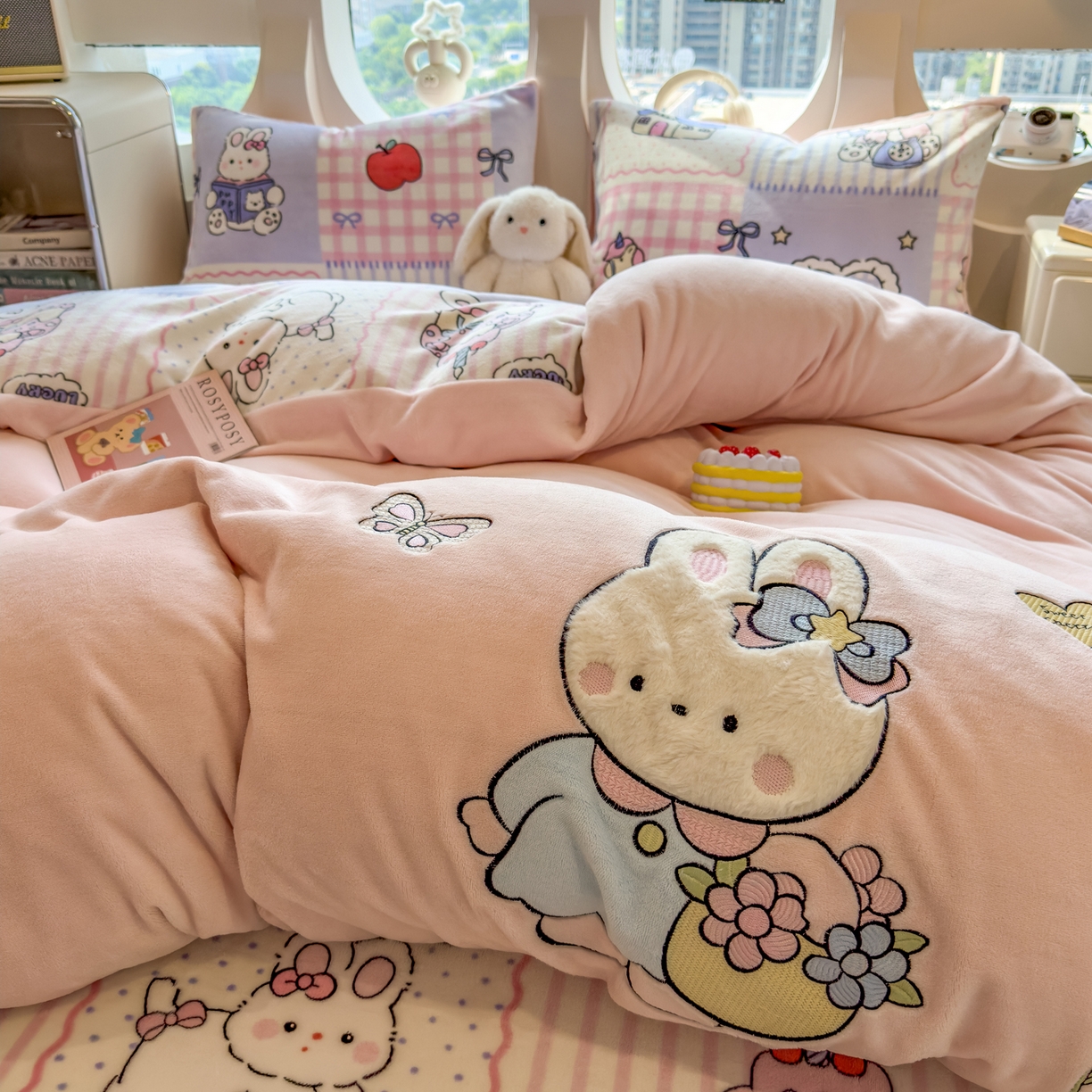 91家纺网 家纺一手货源 找家纺 摩妮卡 2025新款卡通牛奶绒刺绣四件套系列 兔兔制作屋