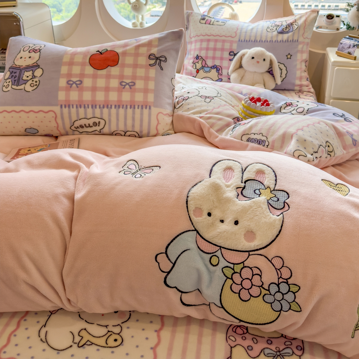 91家纺网 家纺一手货源 找家纺 摩妮卡 2025新款卡通牛奶绒刺绣四件套系列 兔兔制作屋