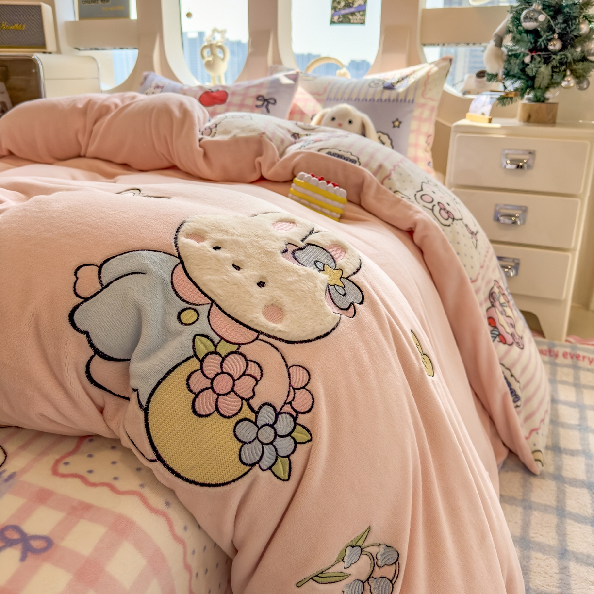 91家纺网 家纺一手货源 找家纺 摩妮卡 2025新款卡通牛奶绒刺绣四件套系列 兔兔制作屋