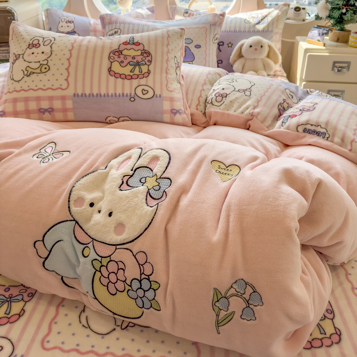 91家纺网 家纺一手货源 找家纺 摩妮卡 2025新款卡通牛奶绒刺绣四件套系列 兔兔制作屋