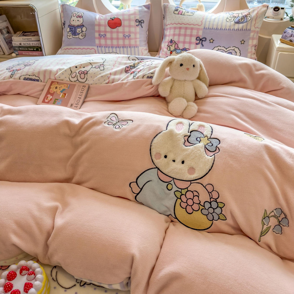 91家纺网 家纺一手货源 找家纺 摩妮卡 2025新款卡通牛奶绒刺绣四件套系列 兔兔制作屋