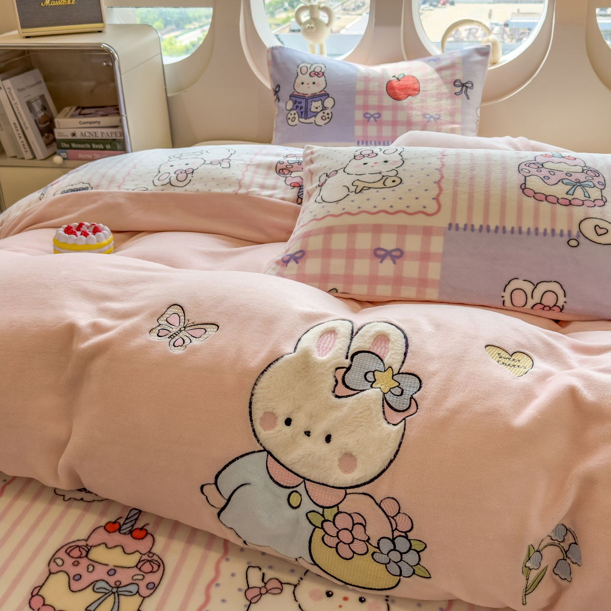 91家纺网 家纺一手货源 找家纺 摩妮卡 2025新款卡通牛奶绒刺绣四件套系列 兔兔制作屋