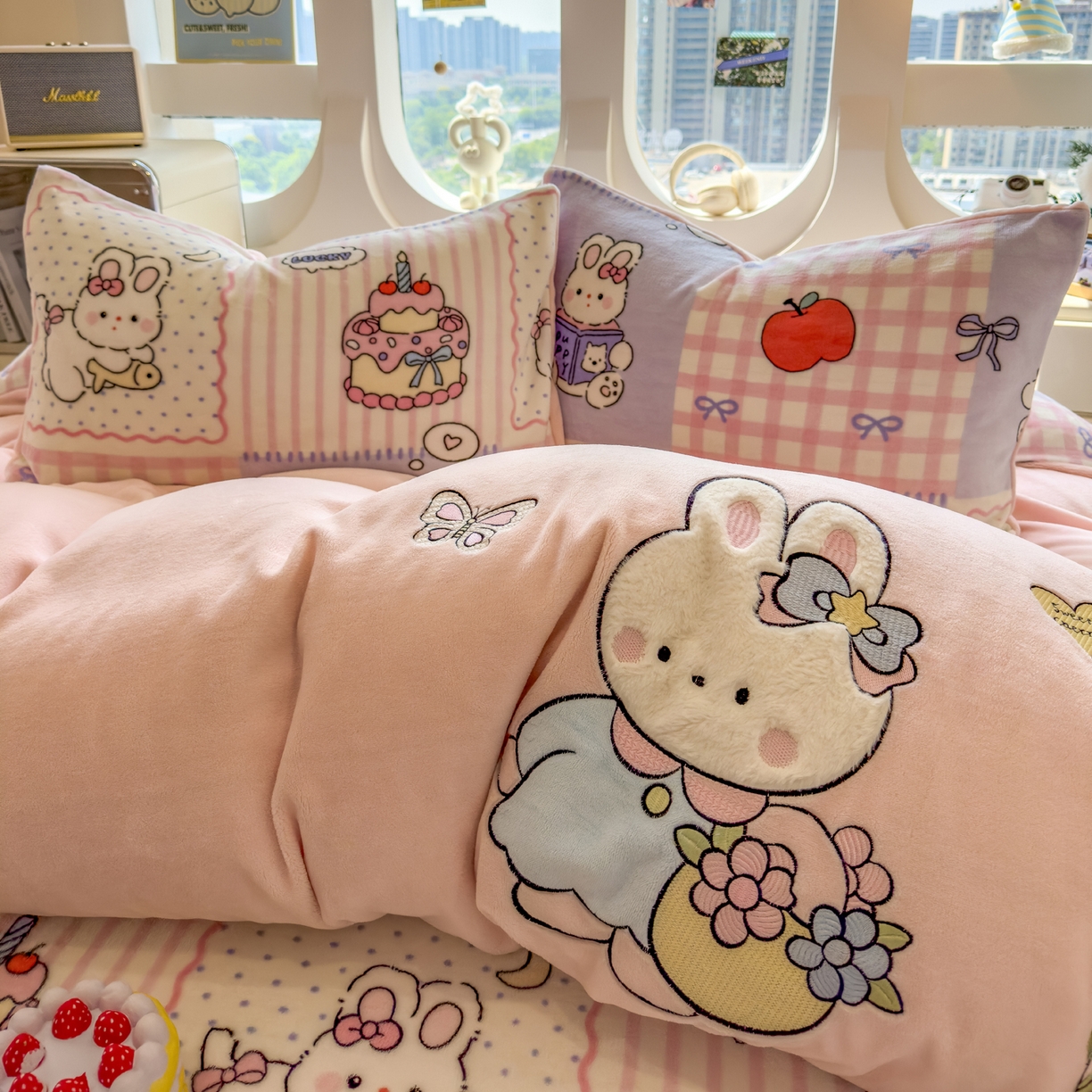 91家纺网 家纺一手货源 找家纺 摩妮卡 2025新款卡通牛奶绒刺绣四件套系列 兔兔制作屋