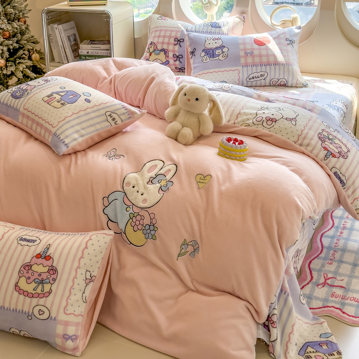 91家纺网 家纺一手货源 找家纺 摩妮卡 2025新款卡通牛奶绒刺绣四件套系列 兔兔制作屋