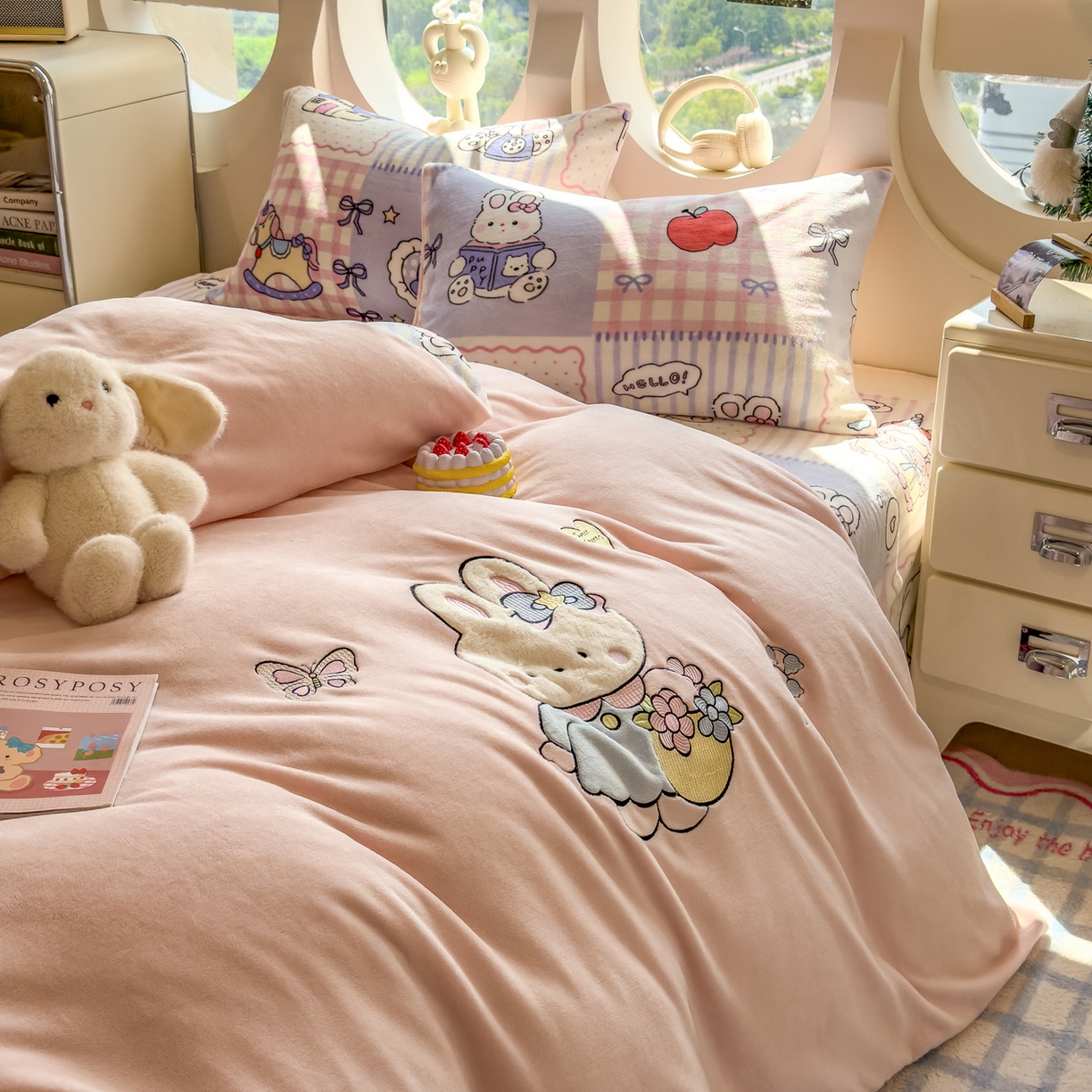 91家纺网 家纺一手货源 找家纺 摩妮卡 2025新款卡通牛奶绒刺绣四件套系列 兔兔制作屋