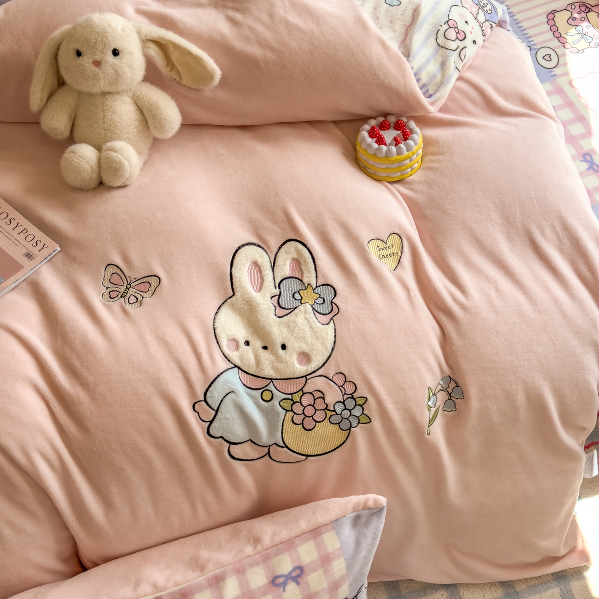 91家纺网 家纺一手货源 找家纺 摩妮卡 2025新款卡通牛奶绒刺绣四件套系列 兔兔制作屋