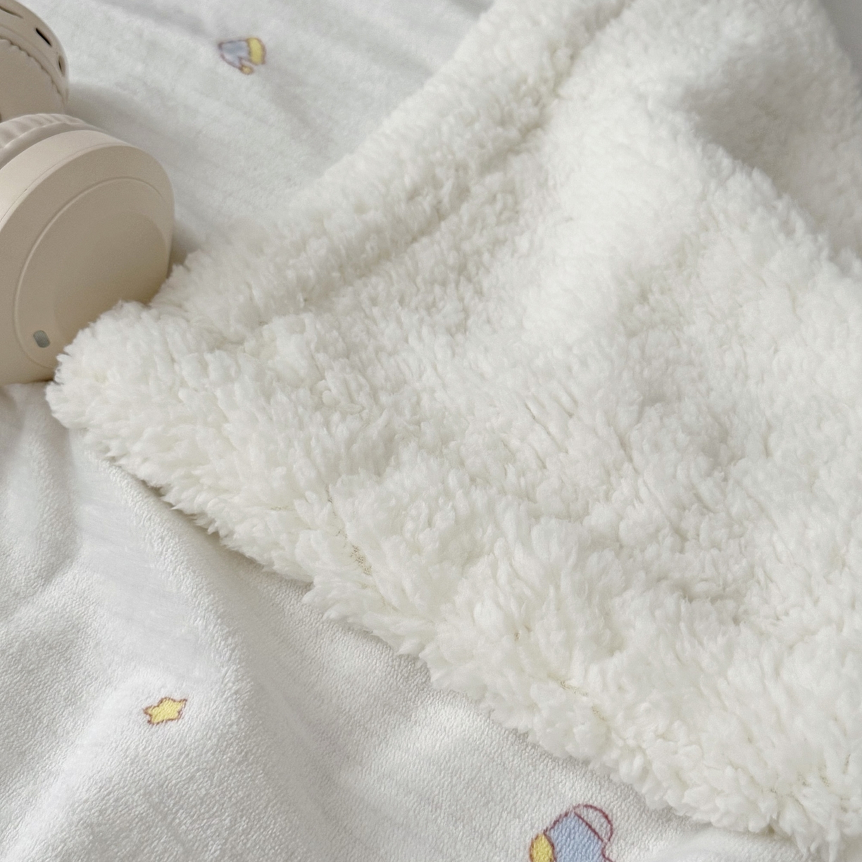 91家纺网 家纺一手货源 找家纺 寐居家纺 2025新款牛奶绒卡通毛毯系列 晚安熊