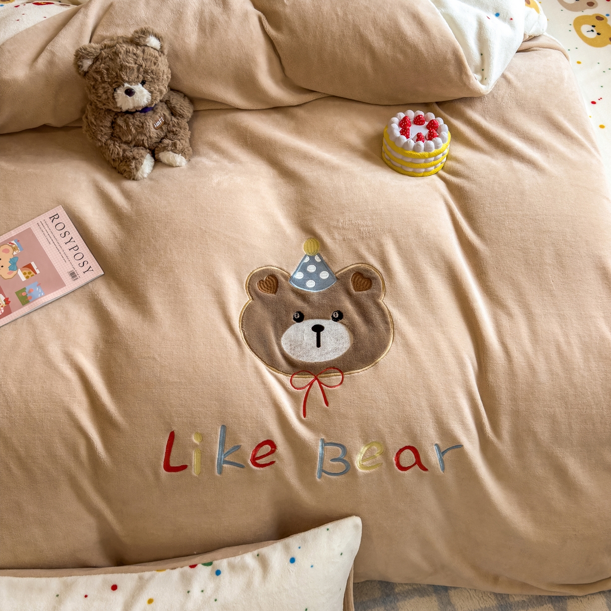 91家纺网 家纺一手货源 找家纺 摩妮卡 2025新款卡通牛奶绒刺绣四件套系列 小熊派对日