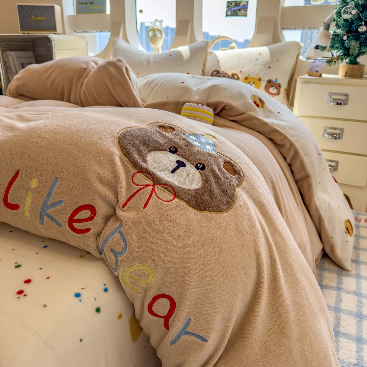 91家纺网 家纺一手货源 找家纺 摩妮卡 2025新款卡通牛奶绒刺绣四件套系列 小熊派对日