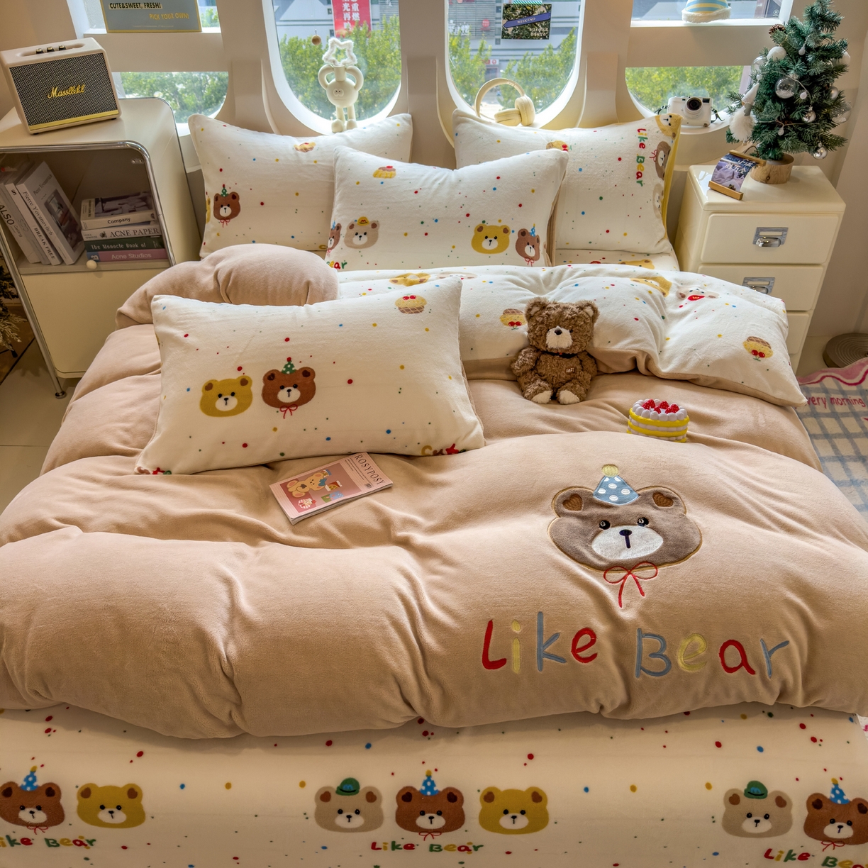 91家纺网 家纺一手货源 找家纺 摩妮卡 2025新款卡通牛奶绒刺绣四件套系列 小熊派对日