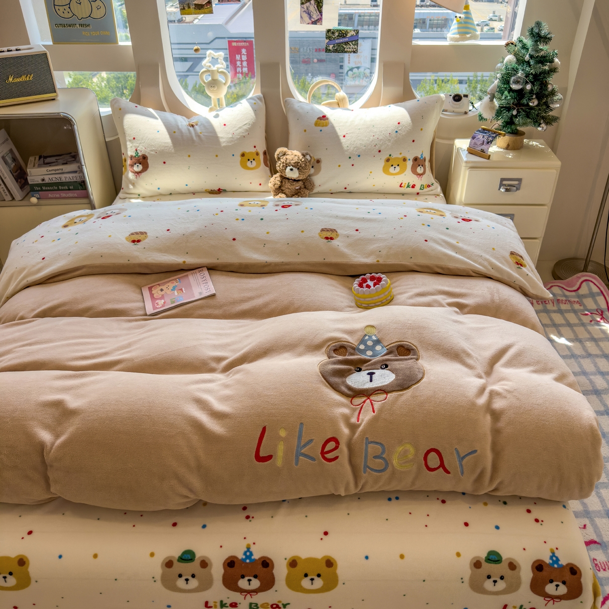 91家纺网 家纺一手货源 找家纺 摩妮卡 2025新款卡通牛奶绒刺绣四件套系列 小熊派对日