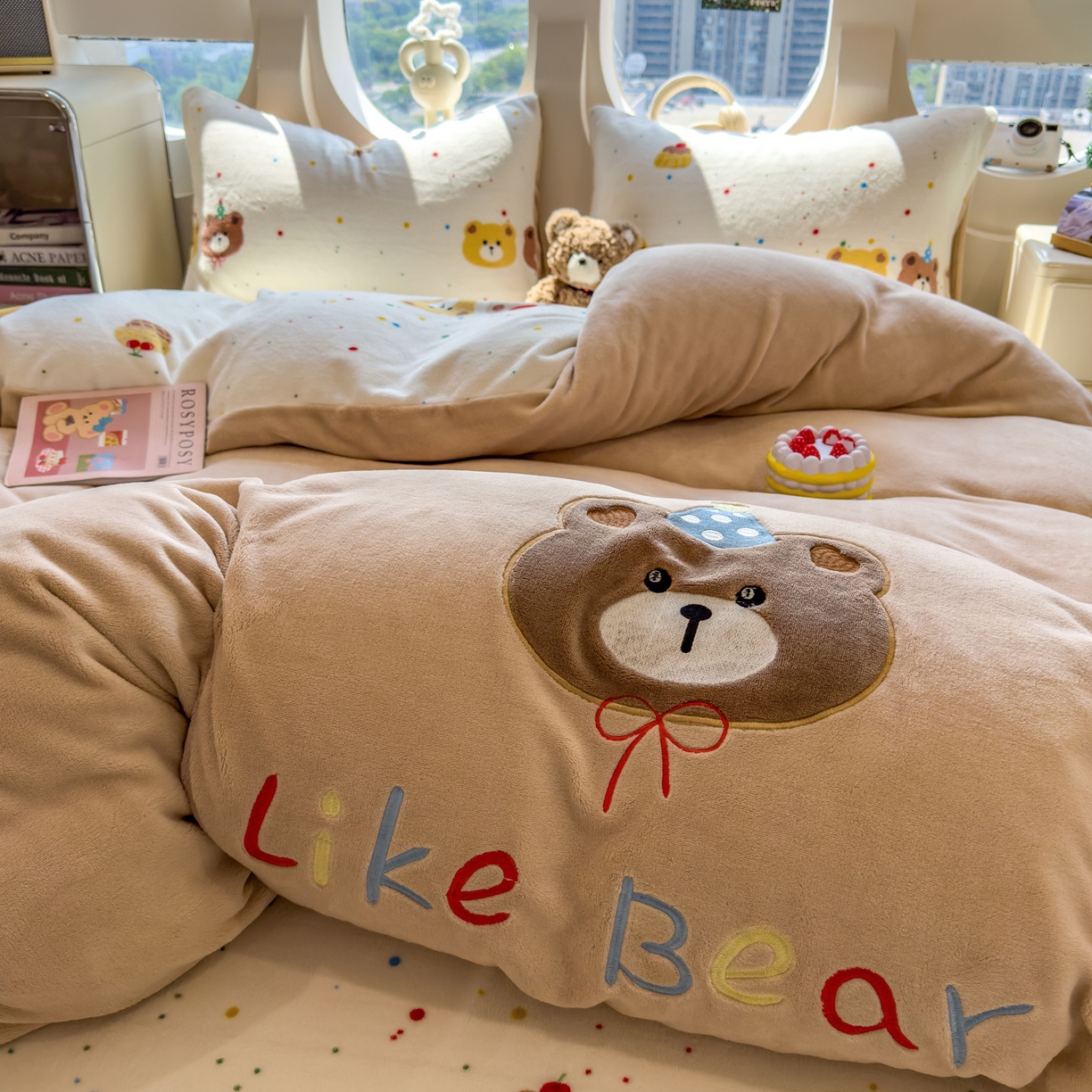 91家纺网 家纺一手货源 找家纺 摩妮卡 2025新款卡通牛奶绒刺绣四件套系列 小熊派对日