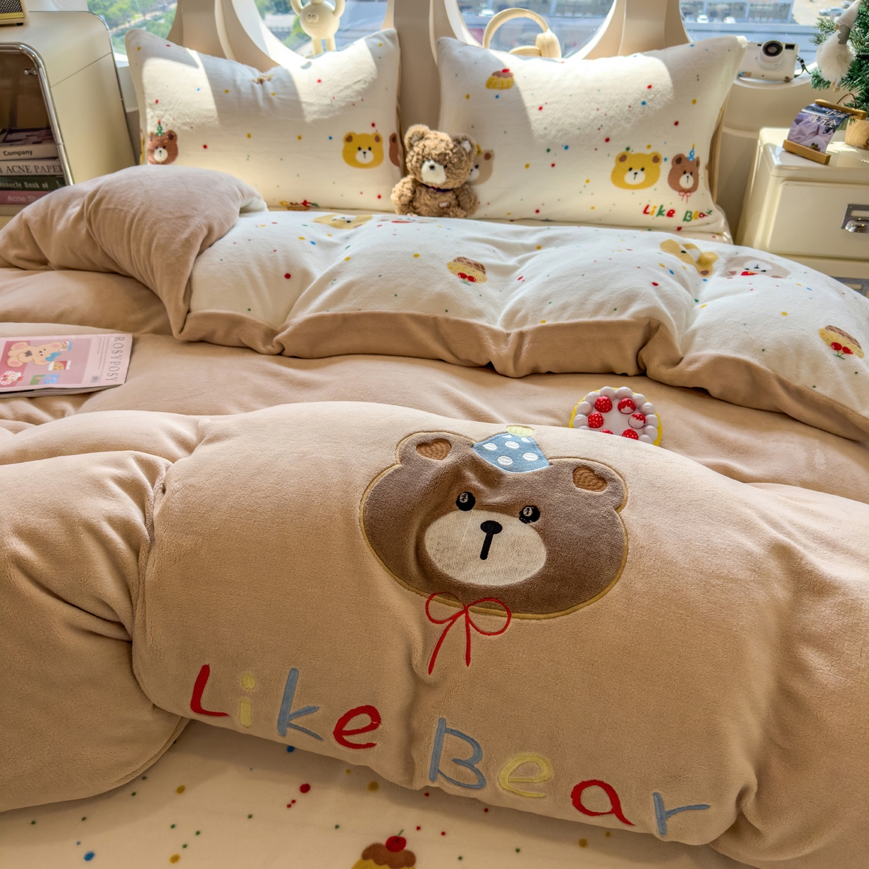 91家纺网 家纺一手货源 找家纺 摩妮卡 2025新款卡通牛奶绒刺绣四件套系列 小熊派对日