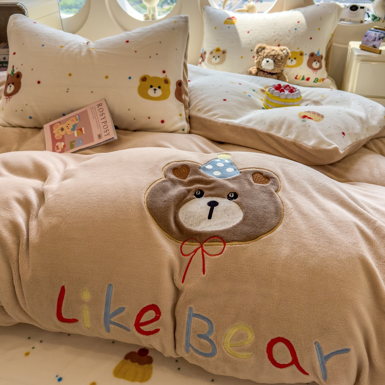 91家纺网 家纺一手货源 找家纺 摩妮卡 2025新款卡通牛奶绒刺绣四件套系列 小熊派对日