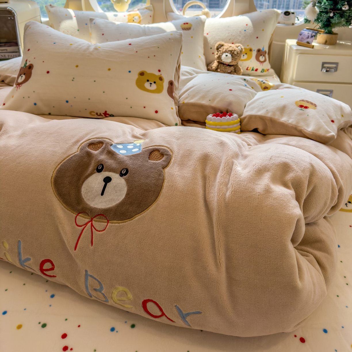 91家纺网 家纺一手货源 找家纺 摩妮卡 2025新款卡通牛奶绒刺绣四件套系列 小熊派对日