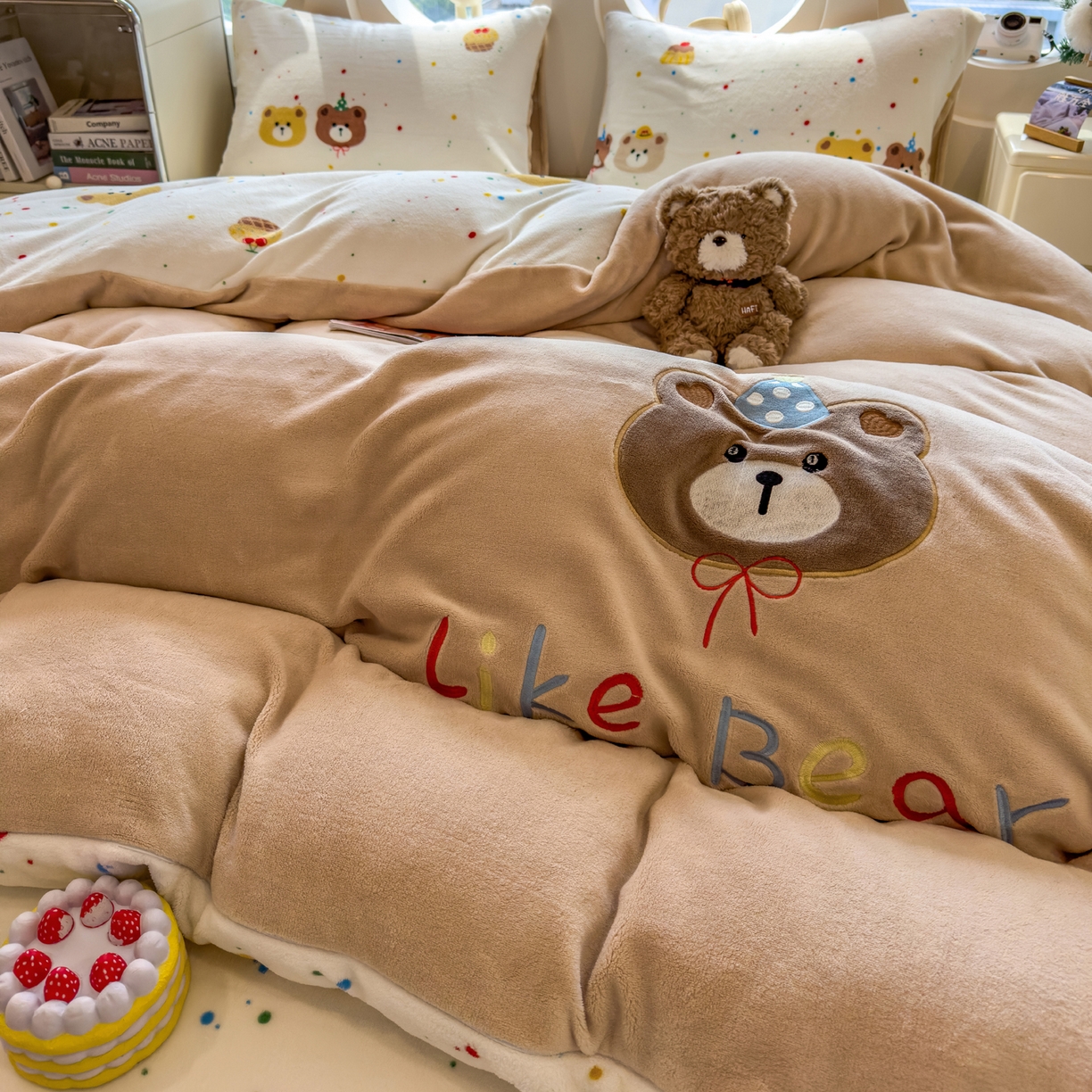 91家纺网 家纺一手货源 找家纺 摩妮卡 2025新款卡通牛奶绒刺绣四件套系列 小熊派对日