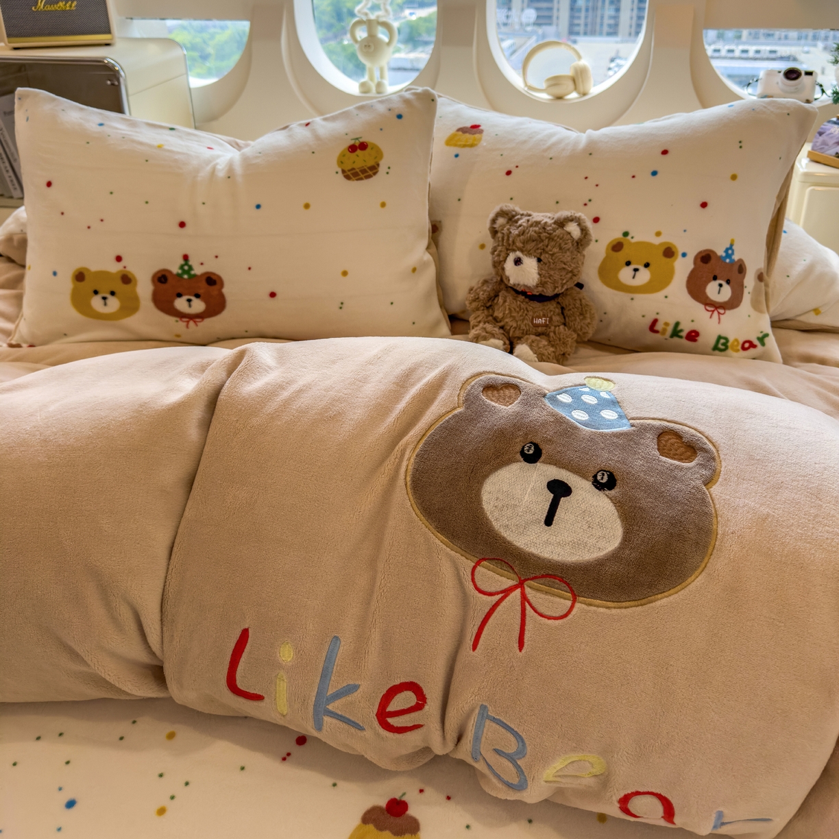 91家纺网 家纺一手货源 找家纺 摩妮卡 2025新款卡通牛奶绒刺绣四件套系列 小熊派对日