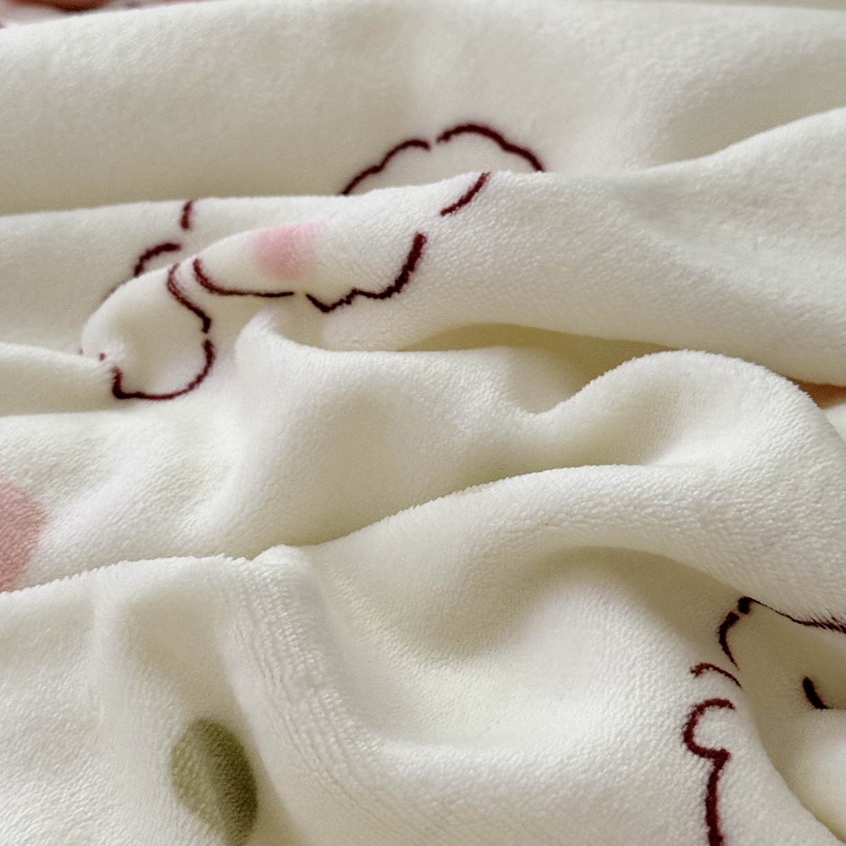 91家纺网 家纺一手货源 找家纺 寐居家纺 2025新款牛奶绒卡通毛毯系列 线条小狗