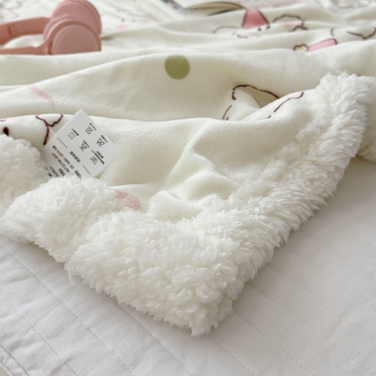 91家纺网 家纺一手货源 找家纺 寐居家纺 2025新款牛奶绒卡通毛毯系列 线条小狗